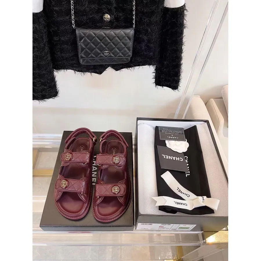 Chanel CC-Sandalen Mit Klettverschluss Und Genarbtem Kalbsleder, Frühjahr/sommer-kollektion 2021, Burgunderrot