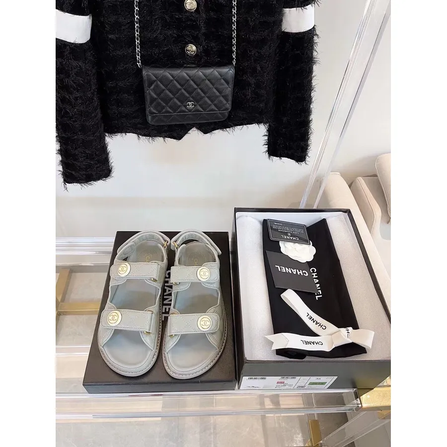 Chanel Elegante De Velcro Com Botão Cc Couro De Bezerro Granulado Coleção Primavera / Verão 2021, Cinza