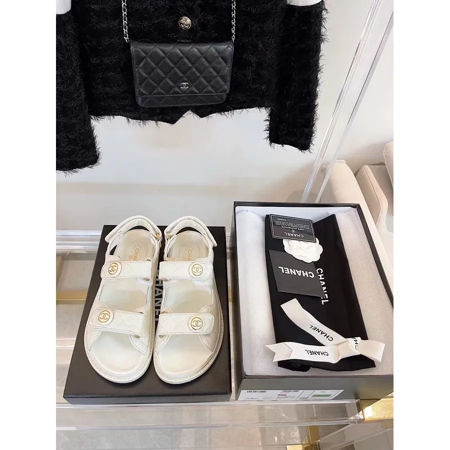 Chanel Elegante De Velcro Com Botão Cc Couro De Bezerro Granulado Coleção Primavera / Verão 2021, Branco