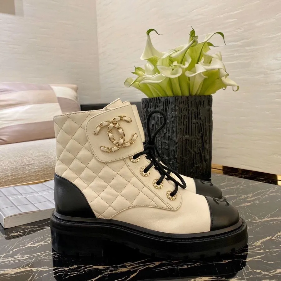 Chanel Gesteppte CC-Schnürstiefel Aus Lammleder, Herbst-/Winterkollektion 2020, Weiß/schwarz