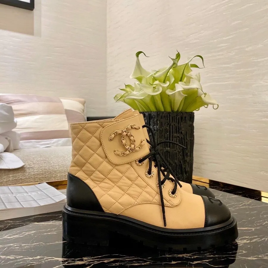 Chanel Gesteppte CC-Schnürstiefel Aus Lammleder, Herbst-/Winterkollektion 2020, Beige/schwarz