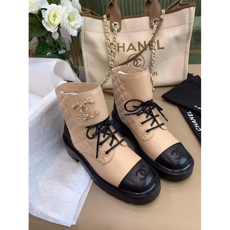 Botas Con Cordones Chanel Acolchados Cc Piel De Cordero Colección Primavera/verano 2020, Beige/negro