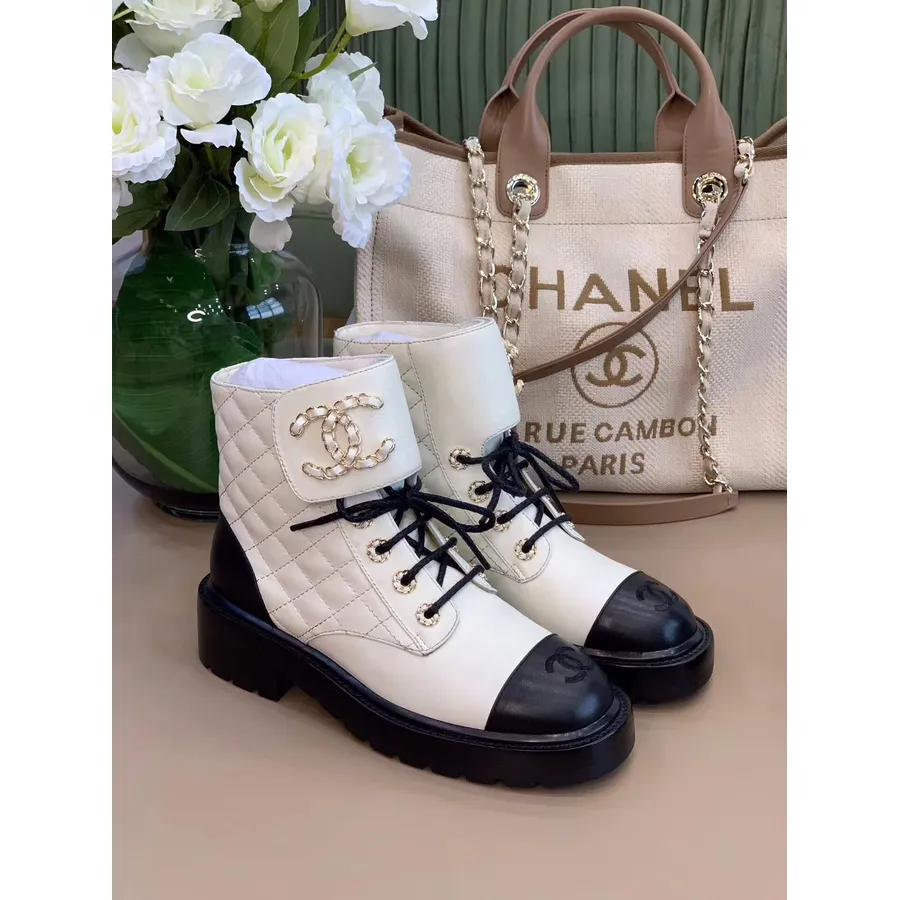 Chanel Bottes à Lacets Cc Matelassées En Cuir D'agneau Collection Printemps/été 2020, Blanc/noir