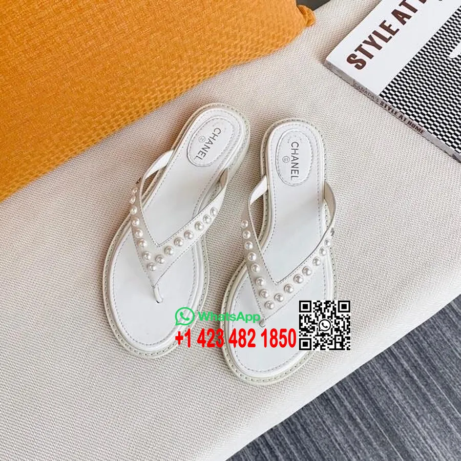 Sandales Tongs Ornées De Perles Chanel Collection Printemps/été 2020 En Cuir De Veau, Blanc