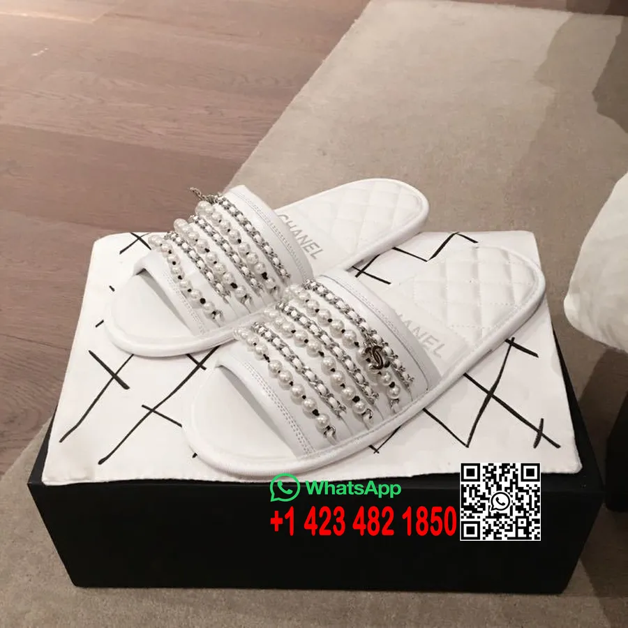 Chanel Chinelos Acolchoados Com Pérolas Em Pvc/couro De Pele De Cordeiro Coleção Primavera/verão 2020, Branco