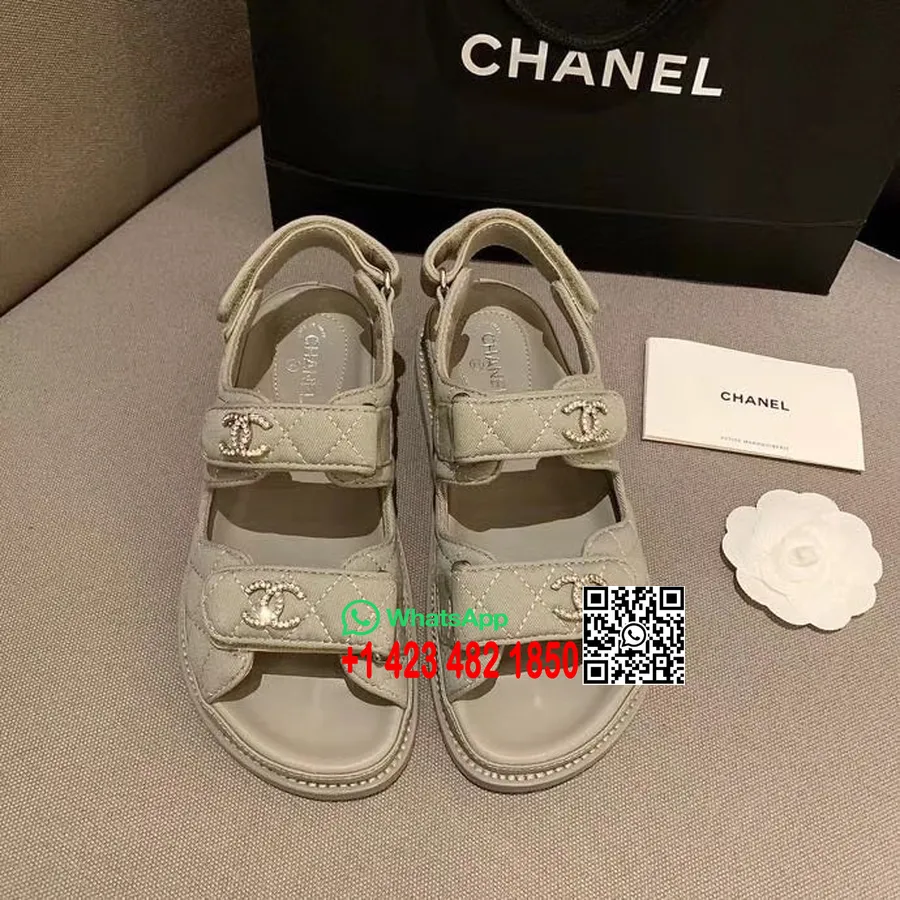 Chanel Crystal Cc Satijnen Strandsandalen Met Klittenband Kalfsleer Collectie Lente/zomer 2020, Grijs