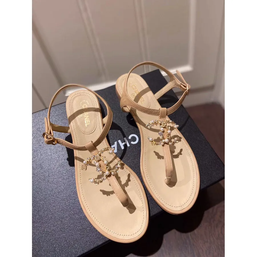 Chanel Pearl Cc Logo Thong Sandaler Kalveskind Forår/sommer 2020 Act 2 Kollektion, Beige