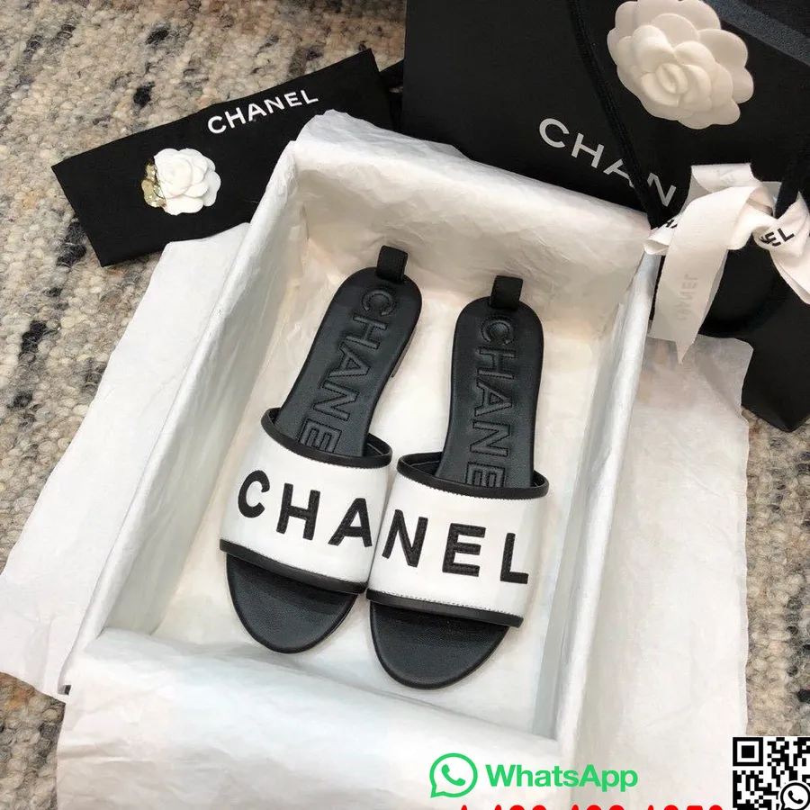 Sandal Chanel Mule Kulit Anak Sapi Koleksi Musim Semi/musim Panas 2020 Babak 2, Putih/hitam