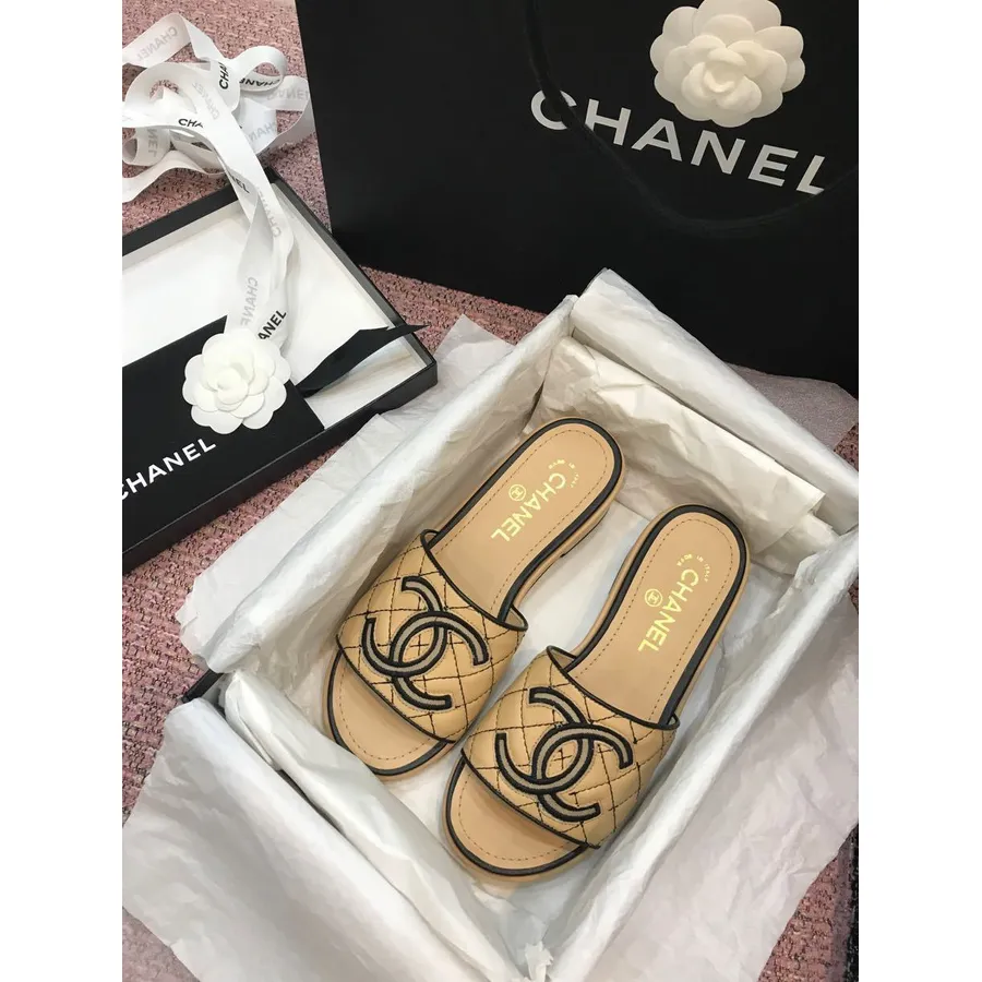 Chanel Cc Logo Mule Sandály Teletina Kůže Jaro/léto 2020 Kolekce Akt 2, Béžová/černá