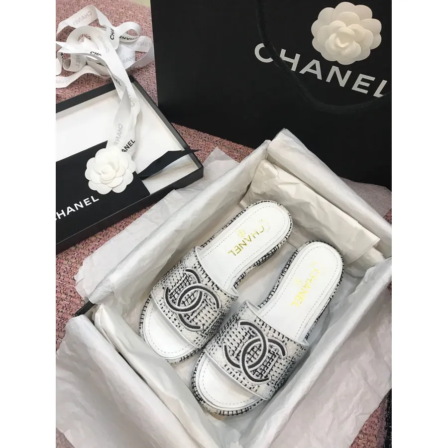 Chanel Tweed Cc Logo Mule Sandal Kulit Anak Sapi Koleksi Musim Semi/musim Panas 2020 Babak 2, Putih/abu-abu