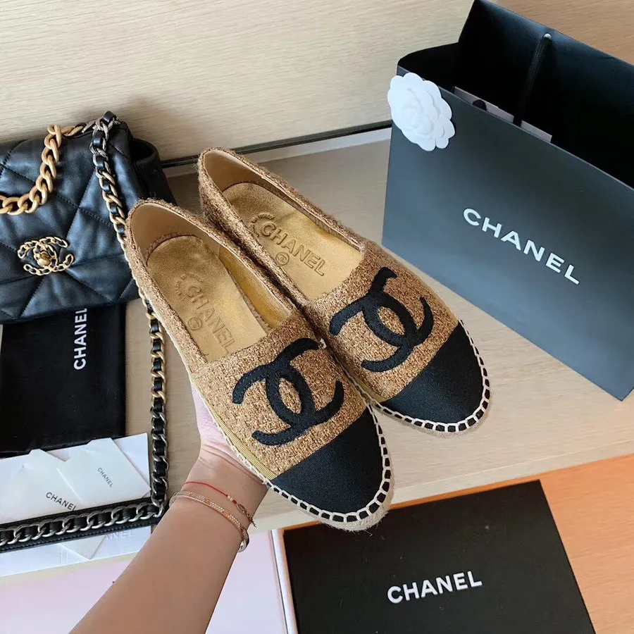 Твидовые эспадрильи Chanel из кожи ягненка, коллекция весна/лето 2020, золотистый металлик/черный