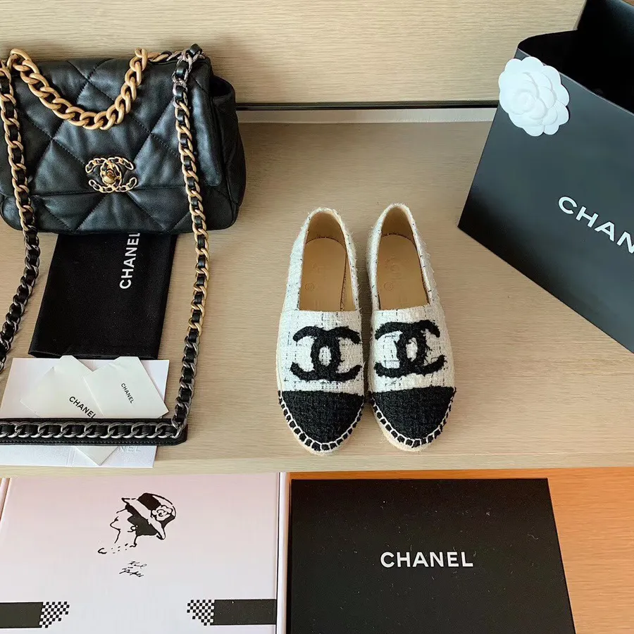 Chanel Tweed Espadrilles Lammleder Frühjahr/Sommer 2020 Kollektion, Weiß/schwarz