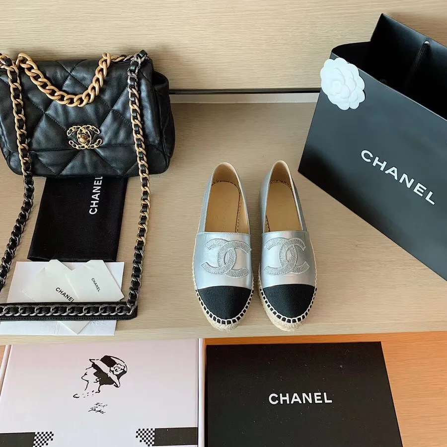 Chanel Espadrilles Glanzend Lamsleer Lente/zomercollectie 2020, Zilver/zwart