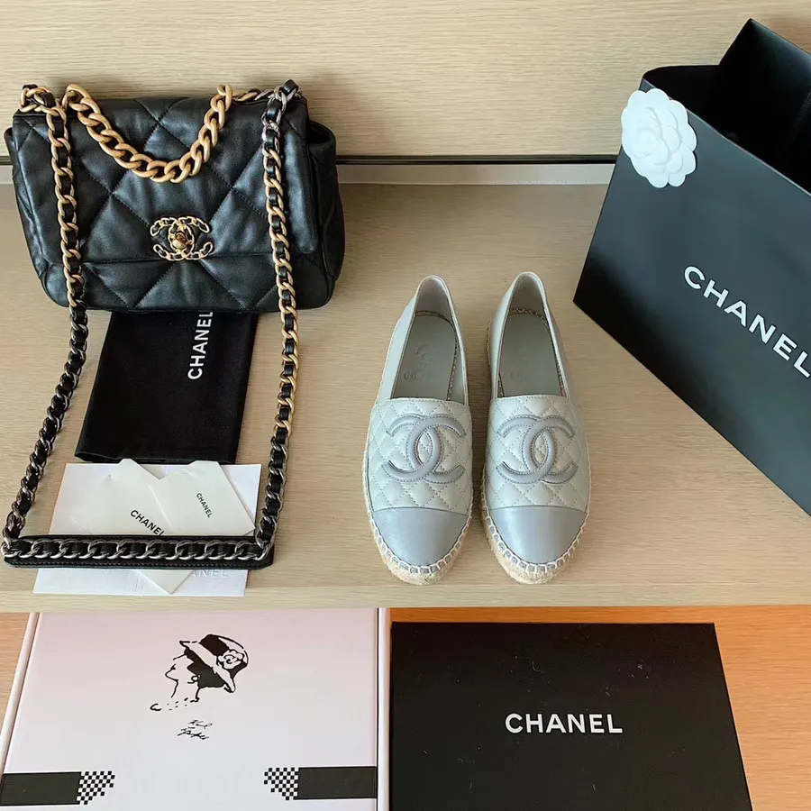 Chanel Gesteppte Espadrilles Aus Lammleder, Frühjahr/sommer-kollektion 2020, Hellgrau/dunkelgrau