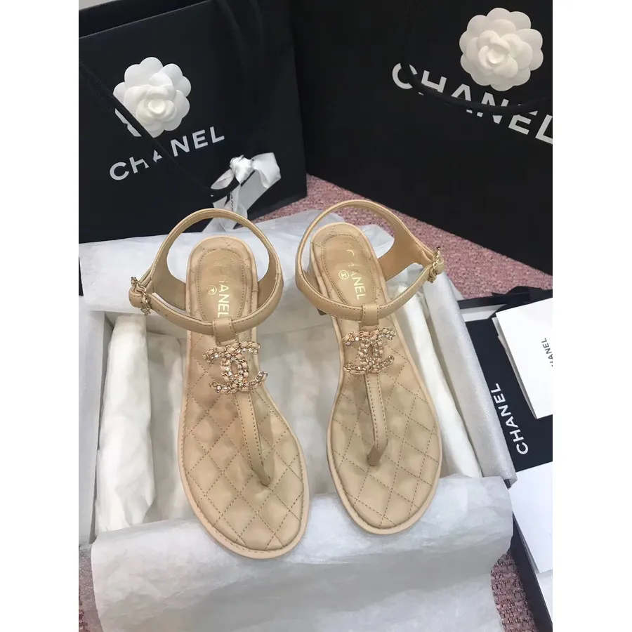 Chanel Cc Logo Stringtrosa Sandaler Kalvskinn Vår/sommar 2020 Akt 2 Kollektion, Beige