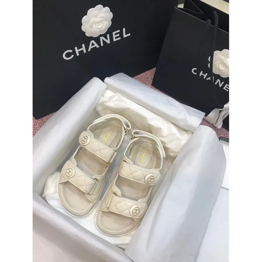 Chanel De Praia Com Velcro Em Couro De Bezerro Coleção Primavera / Verão 2020 Ato 2, Off White