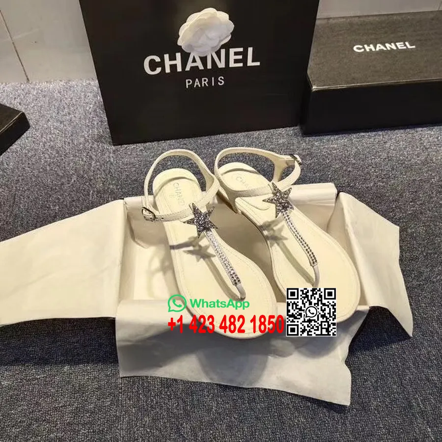 Chanel Verzierte Zehenstegsandalen Mit Stern-cc-logo Aus Kalbsleder, Frühjahr/sommer 2020 Act 1-kollektion, Weiß