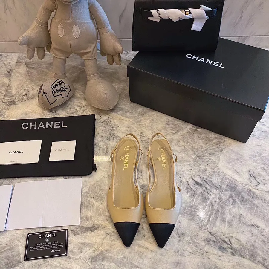 Flache Chanel-Slingback-Sandalen Aus Kalbsleder, Frühjahr/sommer 2020, Akt 1-kollektion, Beige/schwarz