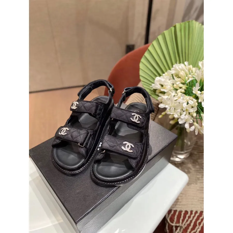 Chanel Satijnen Strandsandalen Met Klittenband Kalfsleer Collectie Lente/zomer 2020 Act 1, Zwart