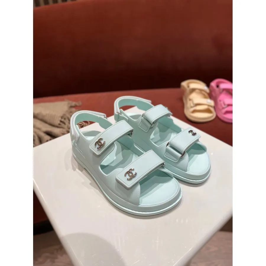 Chanel Pvc-klittenbandsandalen Lente/zomer 2020 Act 1 Collectie, Lichtblauw