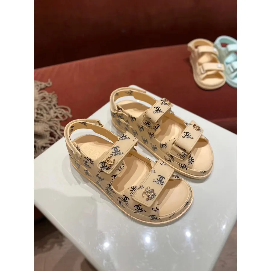 Chanel Pvc-klittenbandsandalen Lente/zomer 2020 Act 1 Collectie, Beige/zwart