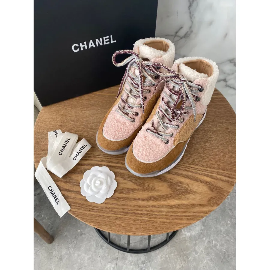 Chanel Sznurowane Futro Shearling Trampki Ze Skóry Cielęcej, Kolekcja Jesień/zima 2019, Tan/nude/brązowy