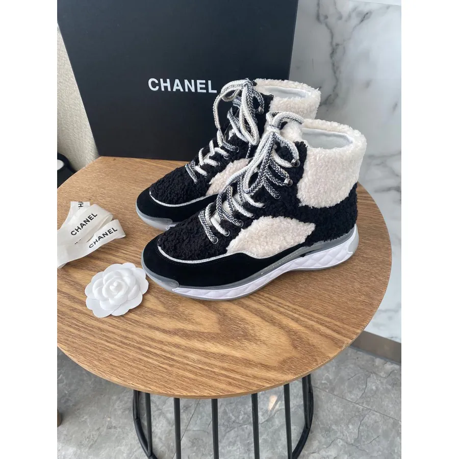 Chanel Fűzős Shearling Bunda Tornacipő Borjúbőr őszi/téli 2019 Kollekció, Fekete/fehér