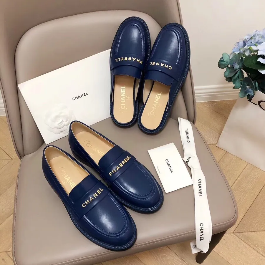 Chanel X Pharrell Collection Capsule Mules/mocassins En Cuir De Veau Collection Printemps/été 2019, Bleu Marine