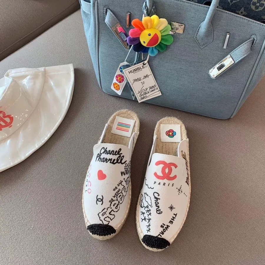 Chanel X Pharrell Kapsulu Kolekcija Graffiti Canvas Espadrille Mules Pavasara/vasaras 2019 Kolekcija, Balts/multi