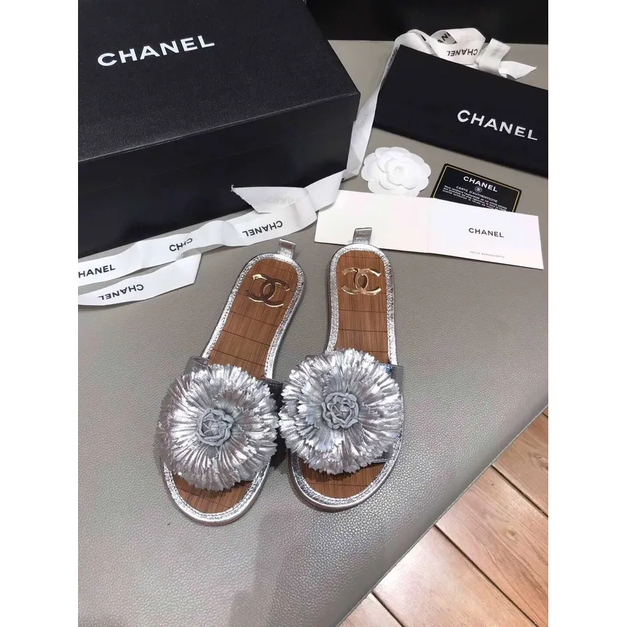 Сандали Chanel Camellia G34662 ламинирана намачкана кожа кожа колекция пролет/лято 2019, сребристо