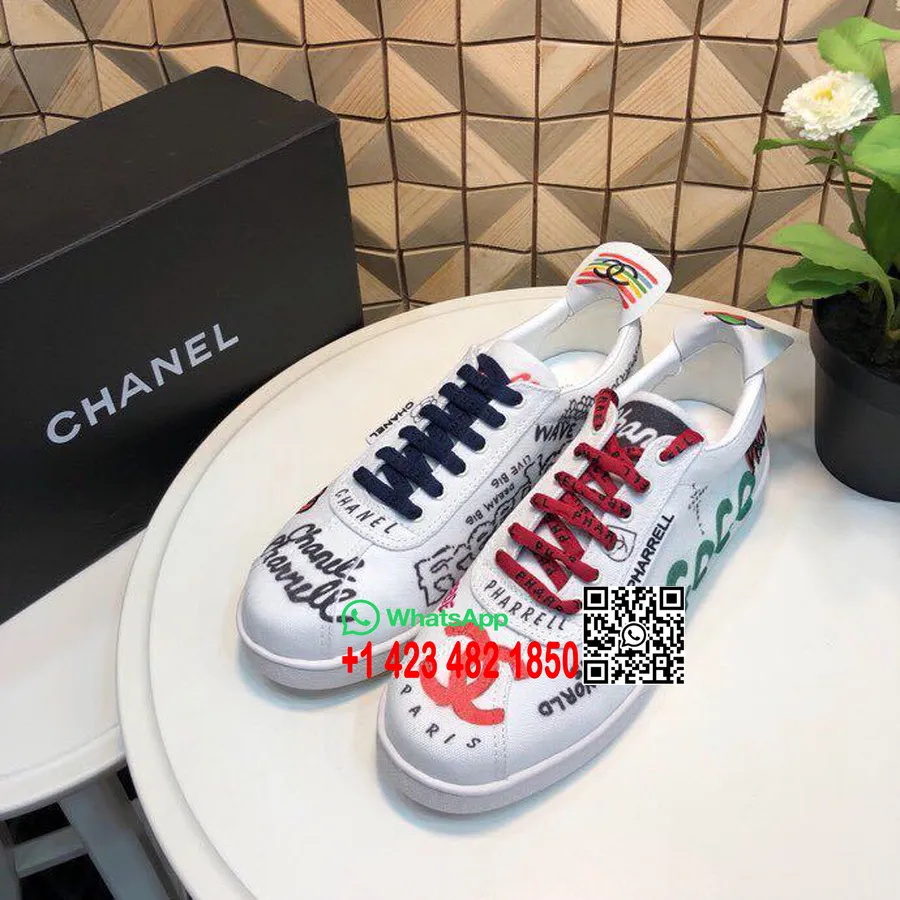 Chanel X Pharrell Capsule Sneakers Stringate In Tela Graffiti Unisex, Collezione Primavera/estate 2019, Bianco