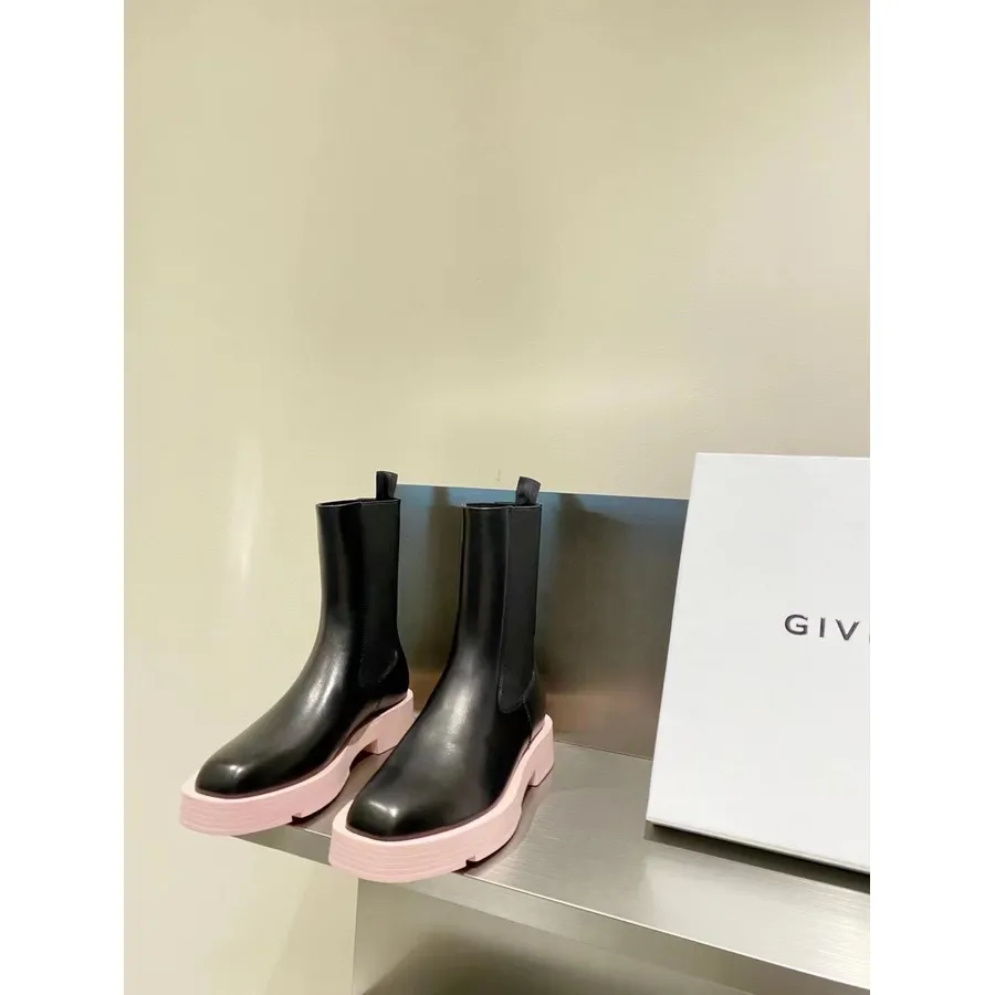 Givenchy Firkantede Chelsea-støvler Kalveskindslæder Efterår/vinter 2021 Kollektion, Sort/pink