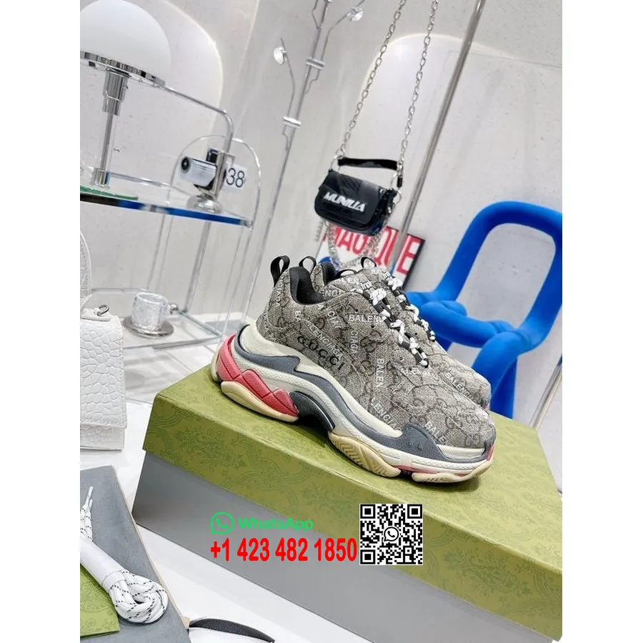 Koleksi Gucci X Balenciaga Triple S Sneaker Kulit Anak Sapi Koleksi Musim Semi/musim Panas 2022, Krem