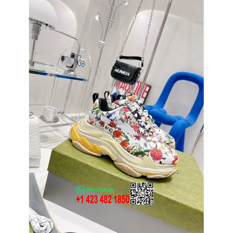 Koleksi Gucci X Balenciaga Triple S Sneaker Kulit Anak Sapi Koleksi Musim Semi/musim Panas 2022, Putih/bermotif Bunga