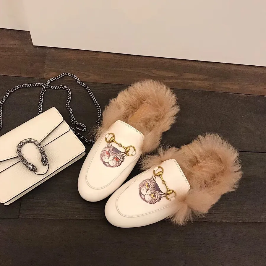 Gucci Princetown Futrzane Pantofle Z Nadrukiem Kota 577264 Skóra Cielęca, Kolekcja Na Jesień/zimę 2019, Biały