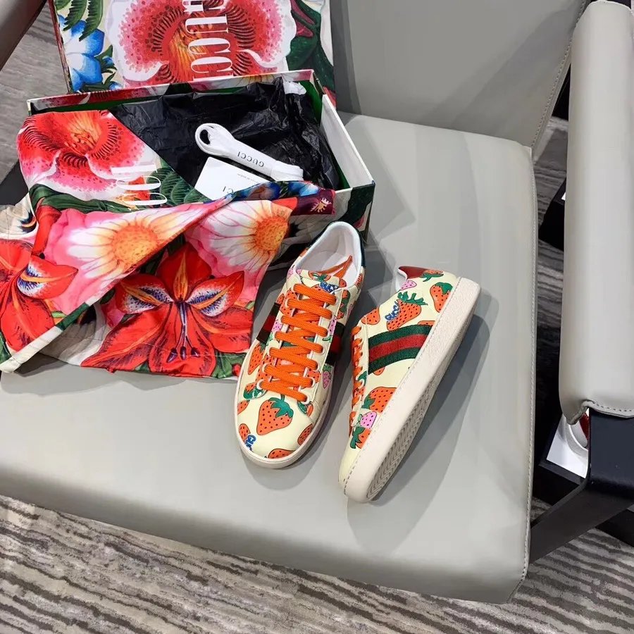 Baskets Gucci Ace Avec Fraise Gucci 387993 Cuir De Veau Collection Printemps/été 2019, Blanc/multi