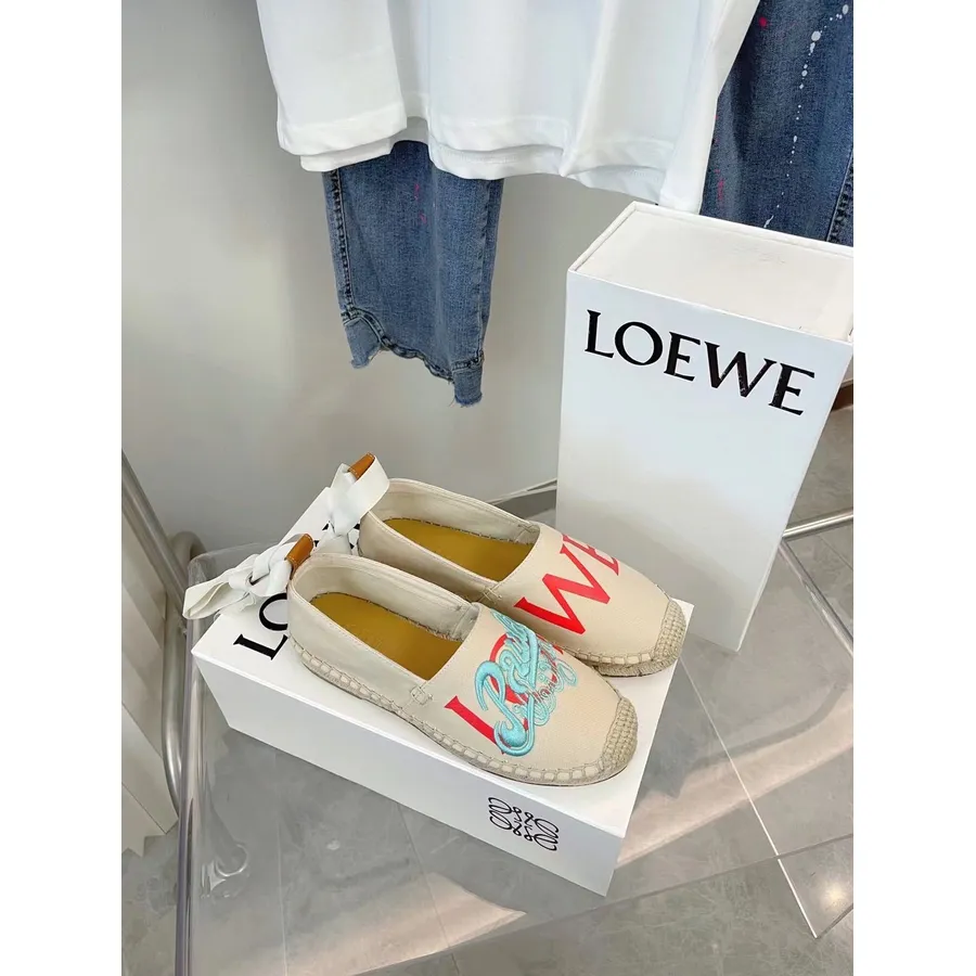 Loewe X Paulas Ibiza Wrap Espadrilles Frühjahr/Sommer 2021 Kollektion, Weiß/rot