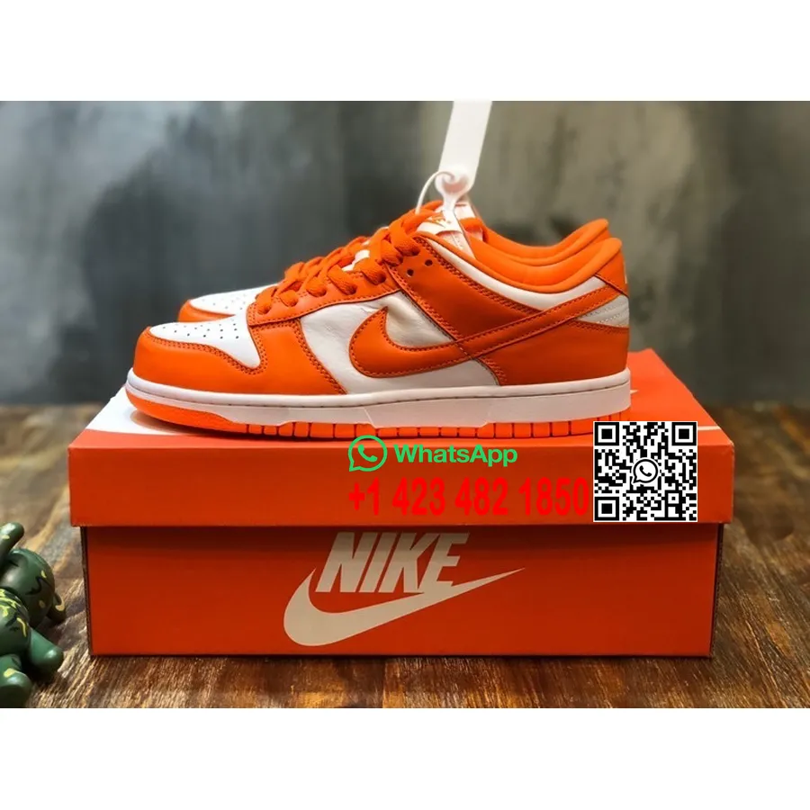 Nike Sb Dunk Low Top Sneakers Semsket Skinn/kalveskinn Vår/sommer 2022 Kolleksjon, Oransje/hvit