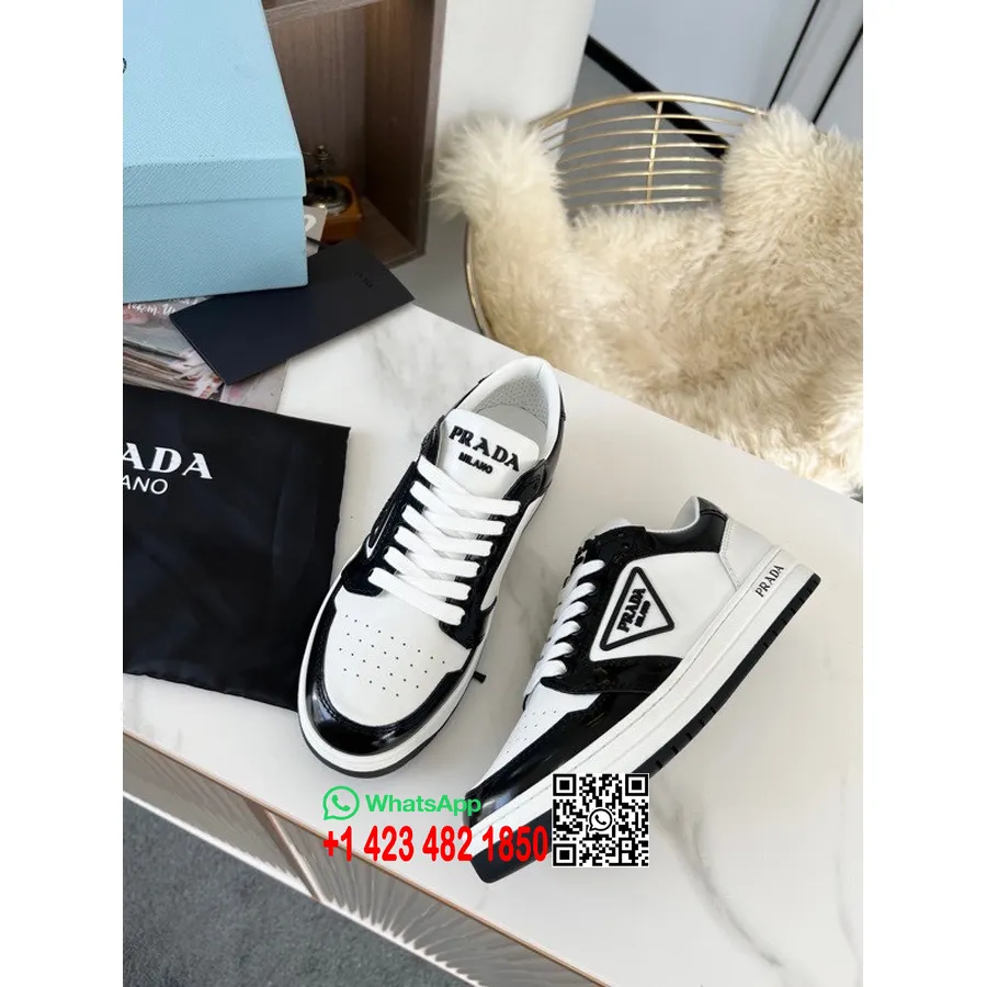 Prada Logo Sneakers χαμηλά από δέρμα μοσχαριού συλλογή άνοιξη/καλοκαίρι 2022, μαύρο/άσπρο