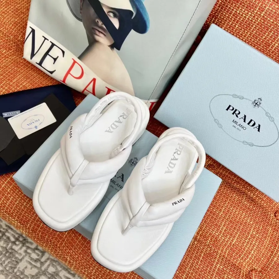 Prada Zehensteg-plateausandalen Aus Kalbsleder, Frühjahr/sommer-kollektion 2021, Weiß