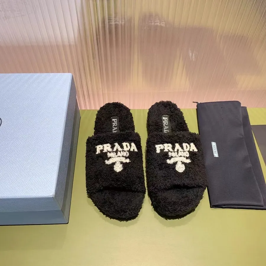 Prada Fur Slide Sandaler Kalvskinn Höst/vinter 2021 Kollektion, Svart/vit