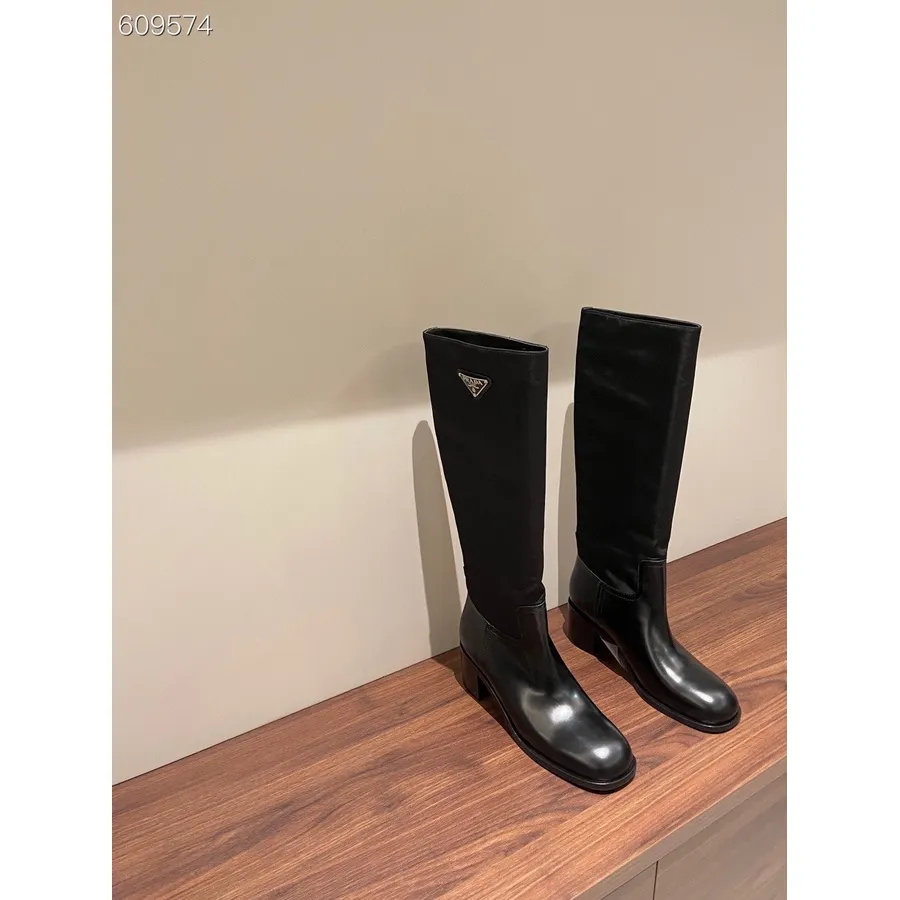 Prada Kniehohe Stiefel Mit Seitlicher Schnalle Aus Kalbsleder, Herbst-/winterkollektion 2021, Schwarz