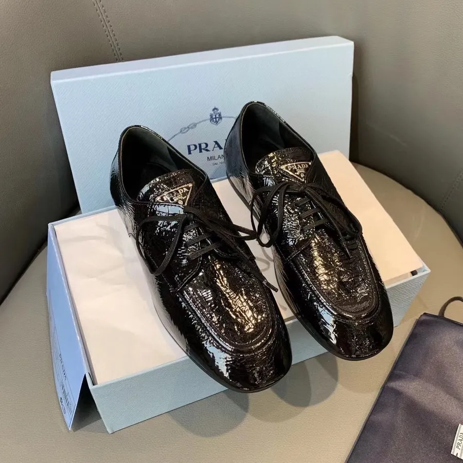 Prada Schnür-loafer Aus Glänzendem Kalbsleder, Frühjahr/sommer-kollektion 2021, Schwarz