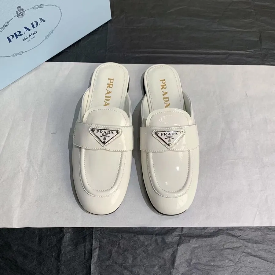 Prada Slide-on-pantoletten Aus Glänzendem Kalbsleder, Frühjahr/sommer-kollektion 2021, Weiß