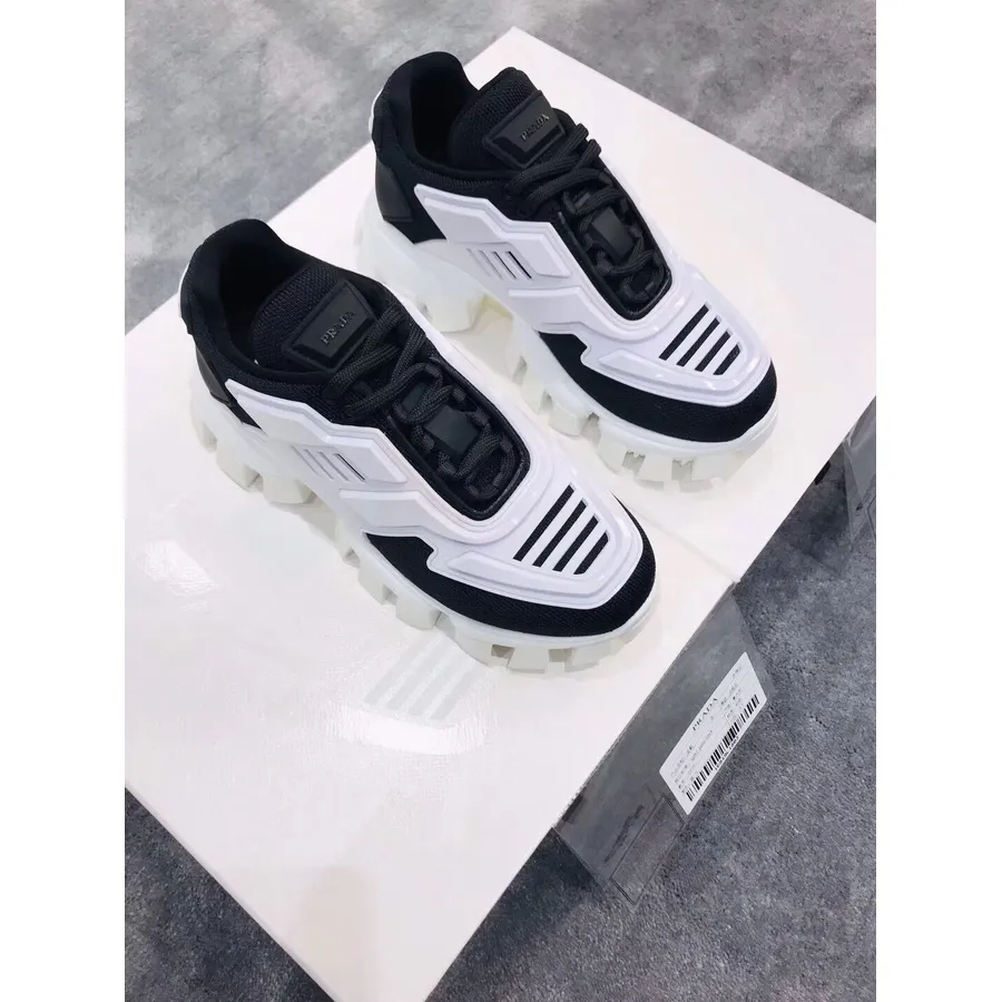 Prada Tech Caged Chunky Sneakers Med Snøring I Kalveskinn Vår/sommer 2019 Kolleksjon, Hvit/svart