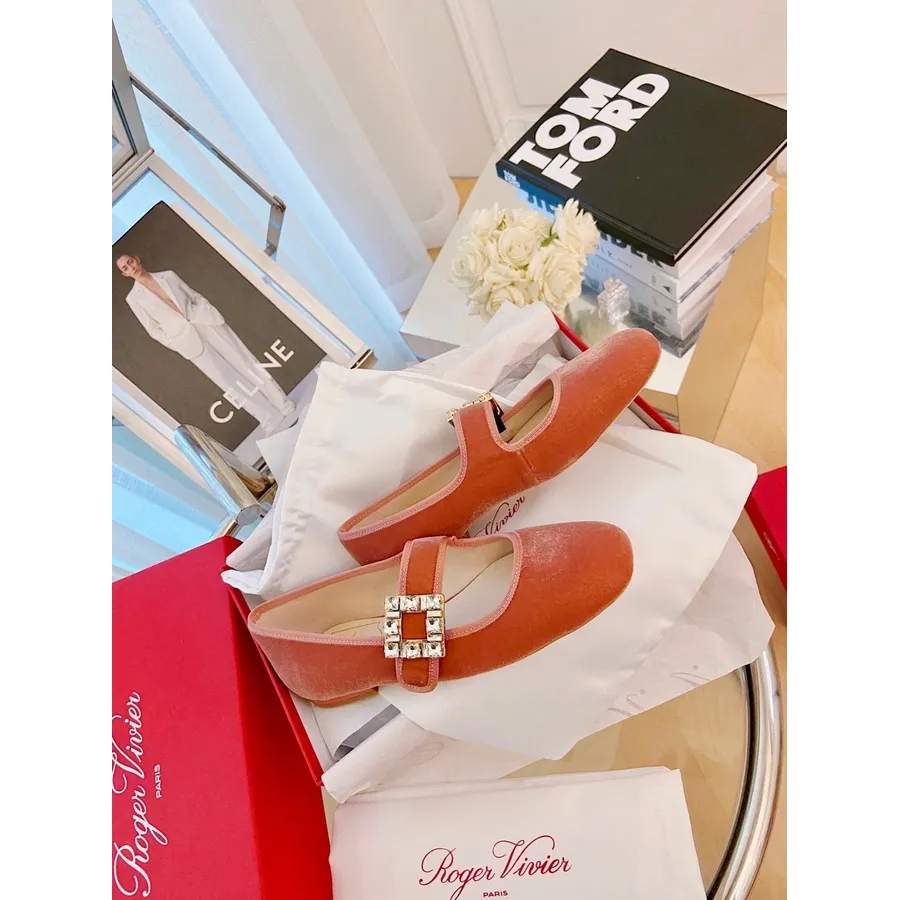 Roger Vivier Strass Mary Jane Flats βελούδο/δερμάτινο δέρμα μοσχαριού συλλογή άνοιξη/καλοκαίρι 2022, ροζ