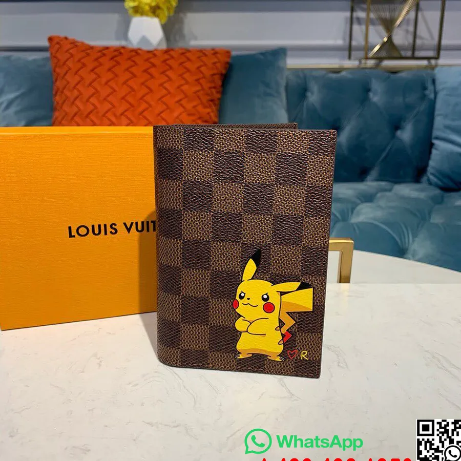 Louis Vuitton Custodia Per Passaporto Pokemon 14 Cm Damier Ebene Tela Collezione Autunno/inverno 2019 M63486, Marrone