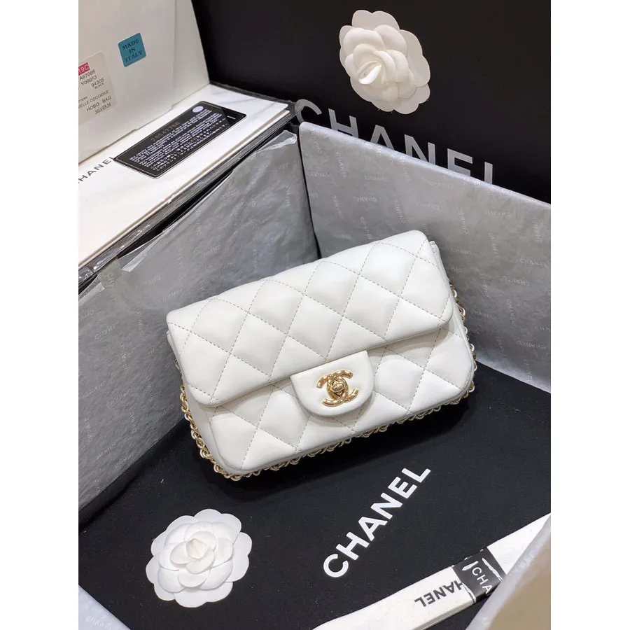 Украсена с перли чанта с капак на Chanel 18 см златен обков от агнешка кожа колекция пролет/лято 2020 г., бяла