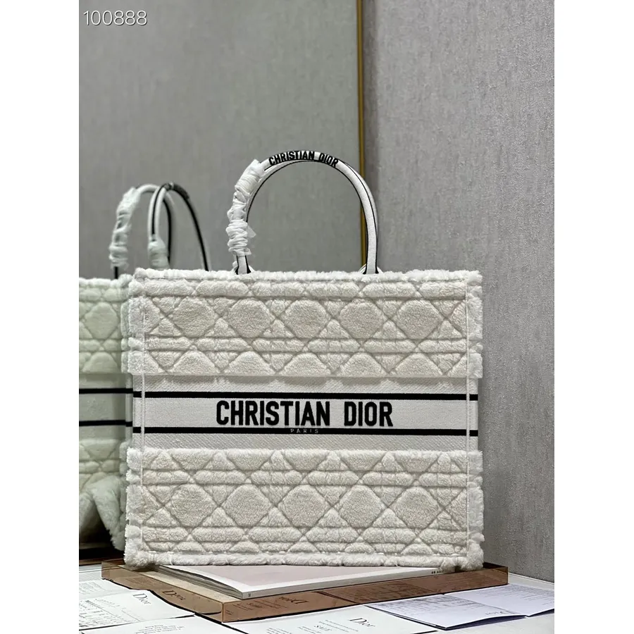 τσάντα Tote Book Christian Dior 42cm M1286 Cannage γούνα κέντημα καμβάς συλλογή φθινόπωρο/χειμώνας 2022, λευκό