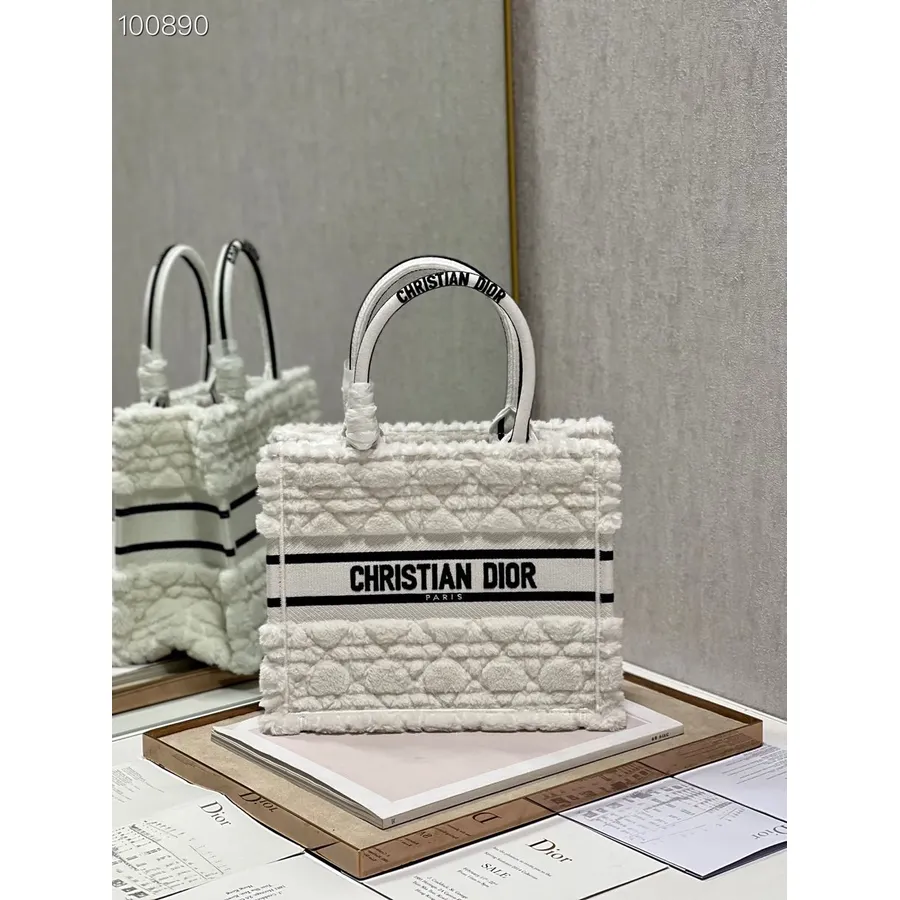 Christian Dior Book Torba Torba 25 Cm 1265 Cannage Striženo Krzno Vez Platno Kolekcija Jesen/zima 2022., Bijela